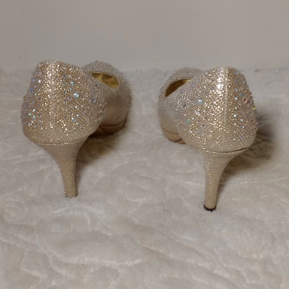 PIERRE DUMAS TANGO GOLD PUMPS, SIZE 8 - Picture 4 of 8